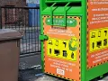 Zielony kontener na elektrośmieci, gdzie wrzucamy drobny sprzęt RTV/AGD. Dowiedz się, co to są elektrośmieci i jak je segregować.