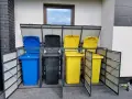 Cztery pojemniki na śmieci: niebieski, czarny i dwa żółte. To ile pojemników na śmieci na osobę?