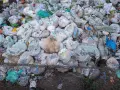 Góra zużytych pieluch, gdzie wyrzucać pampersy? To pytanie zadaje sobie wielu rodziców, widząc taki widok.