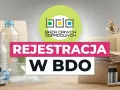 Chcesz wiedzieć, jak sprawdzić numer BDO po NIP? Grafika przedstawia logo BDO i tekst "Rejestracja w BDO" na tle butelek, baterii i kartonów.