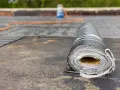 Rolka papy na dachu. Zastanawiasz się, ile kosztuje utylizacja onduliny?