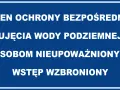 Tablica informuje o strefach ochronnych ujęć wody podziemnej. Wstęp dla osób nieupoważnionych jest zabroniony.