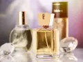 Złoty flakon perfum Yves Saint Laurent. Gdy się skończą, zastanawiasz się, gdzie wyrzucić flakon po perfumach.