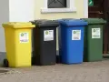 Cztery pojemniki na śmieci: żółty na tworzywa sztuczne, czarny na metale, niebieski na papier i tekstury, zielony na szkło. Gdzie wyrzucić brudny plastik? Do żółtego.