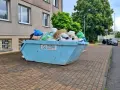 Kontener na śmieci pełen worków i odpadów, z napisem "Przyjazny Recykling". Data: 16 02 14.