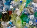 Góra plastiku: butelki, kubeczki, folie. To wszystko to odpady zmieszane, kod do segregacji.