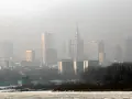 Dlaczego w Warszawie jest smog? Niska emisja, auta i pogoda