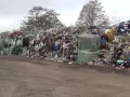 Góra śmieci, głównie ubrań, z zielonymi belami. Zastanawiasz się, ile rozkłada się metal w takim miejscu?