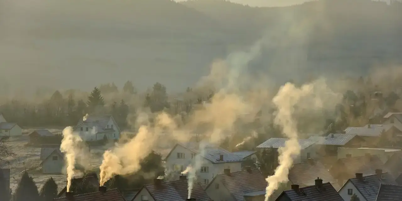 Smog: Jak powstaje? Dlaczego Polska dusi się zimą?