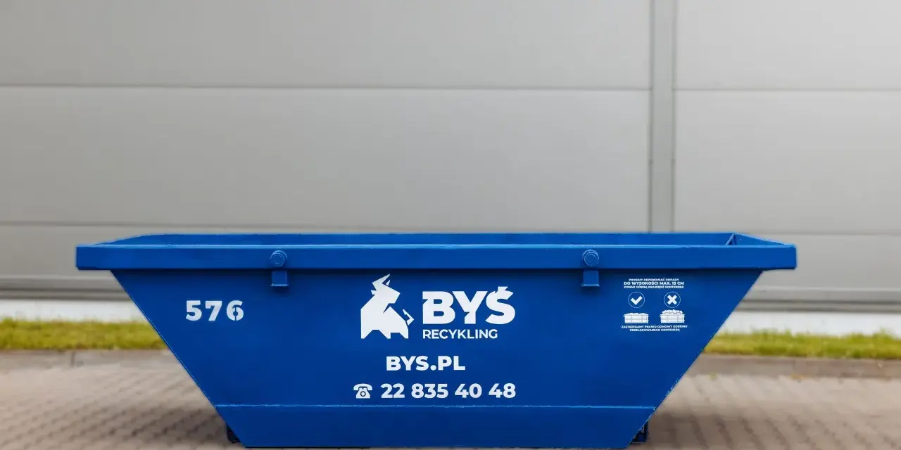 Niebieski kontener na odpady zmieszane od BYŚ Recykling. Sprawdź, jaka jest wynajem kontenera na odpady zmieszane cena i zamów już dziś!