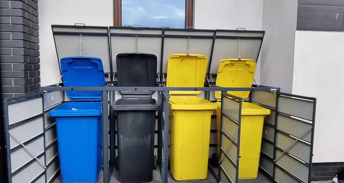 Cztery pojemniki na śmieci: niebieski, czarny i dwa żółte. To ile pojemników na śmieci na osobę?