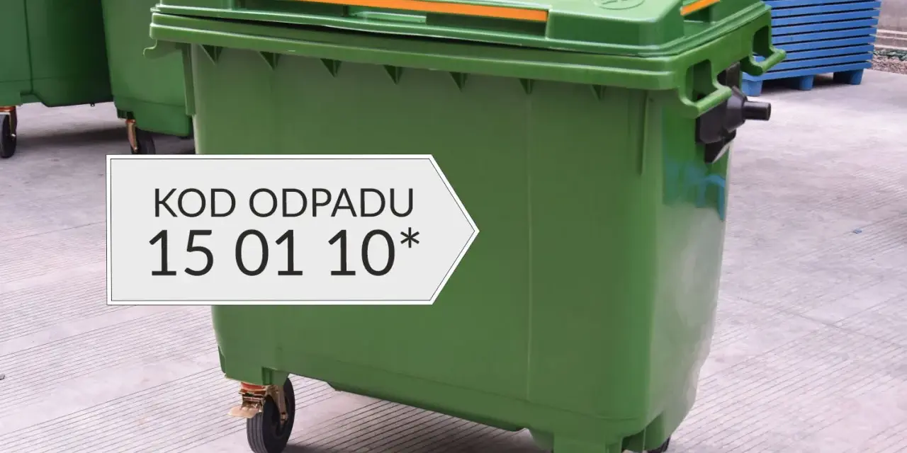 Zielony kosz na śmieci z kółkami, oznaczony kodem odpadu 15 01 10*.