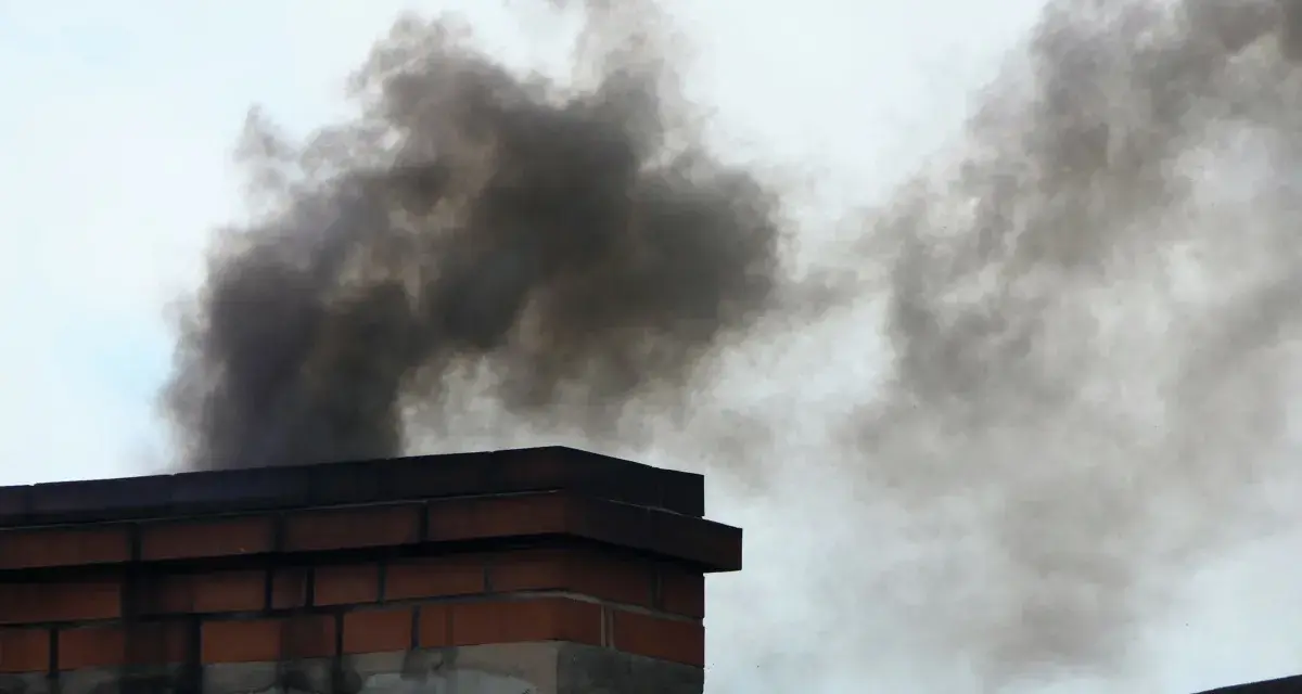 Smog z komina: Gdzie i jak skutecznie zgłosić palenie śmieciami?