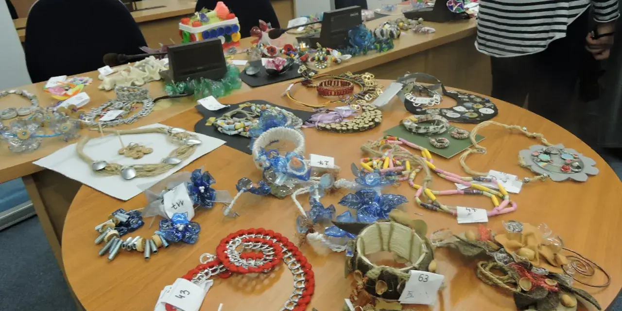 Biżuteria z recyklingu: Jak tworzyć i gdzie kupić unikalne cuda?