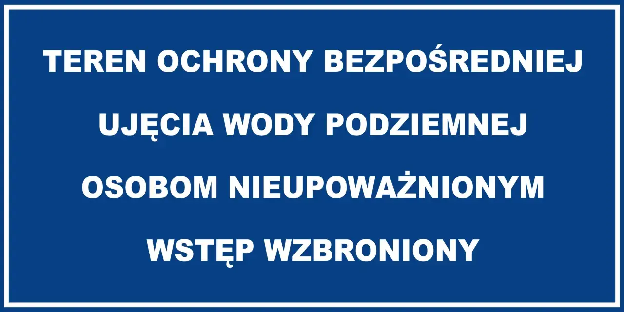 Tablica informuje o strefach ochronnych ujęć wody podziemnej. Wstęp dla osób nieupoważnionych jest zabroniony.