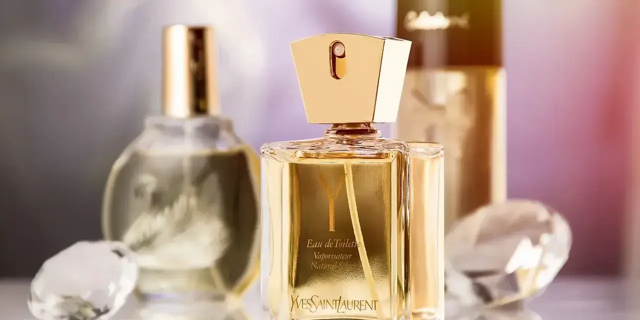 Złoty flakon perfum Yves Saint Laurent. Gdy się skończą, zastanawiasz się, gdzie wyrzucić flakon po perfumach.