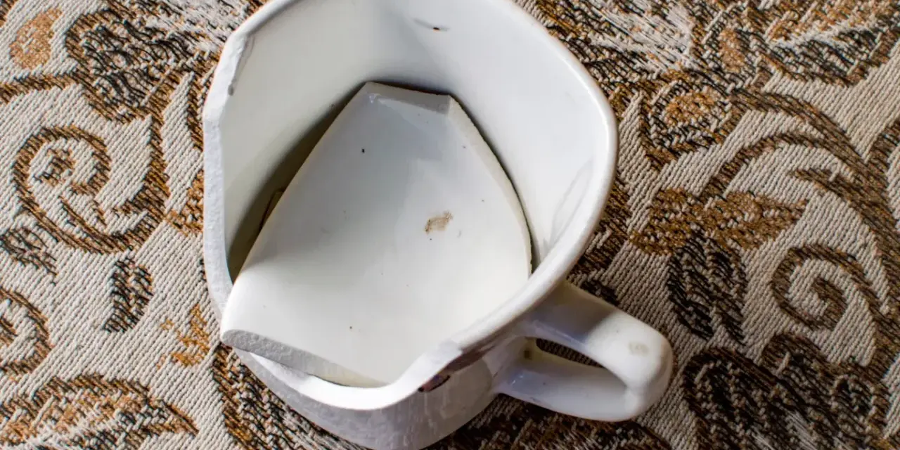 Pęknięty kubek? Gdzie wyrzucić ceramikę, by nie psuć recyklingu