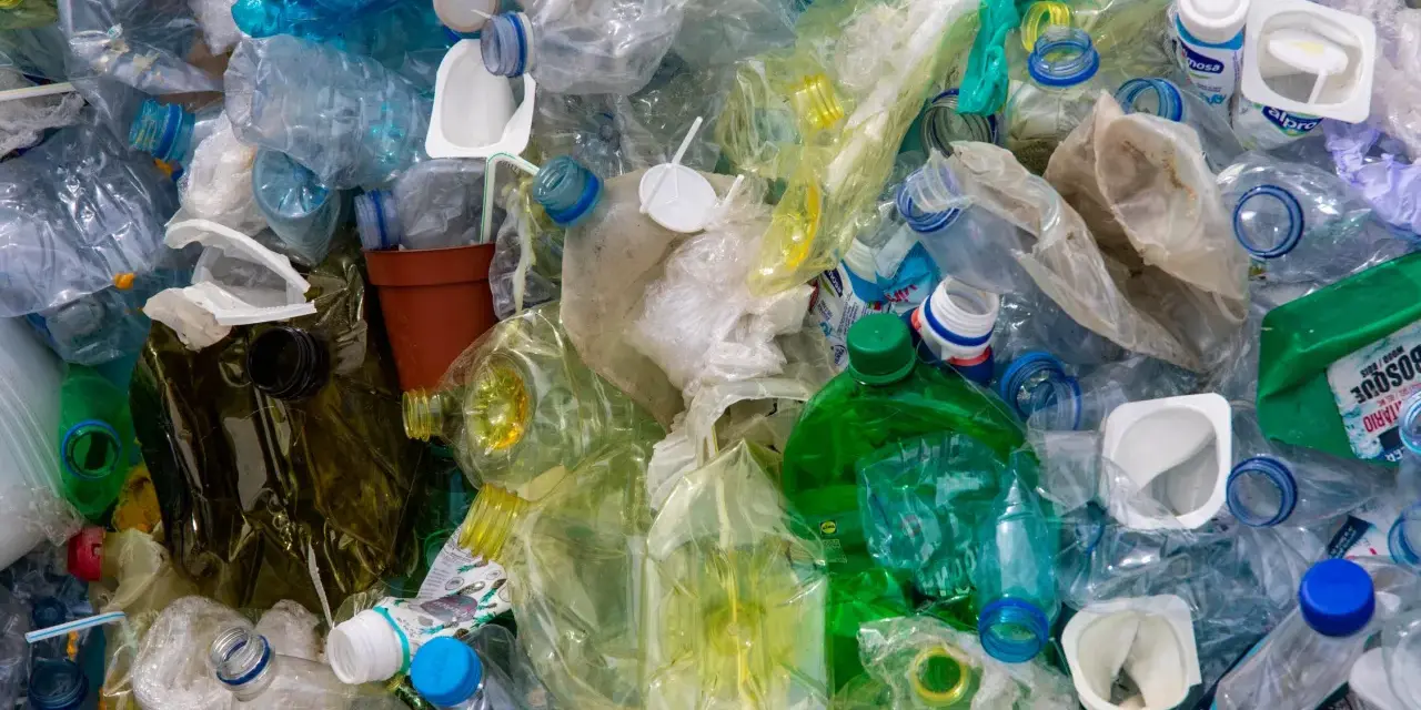 Góra plastiku: butelki, kubeczki, folie. To wszystko to odpady zmieszane, kod do segregacji.