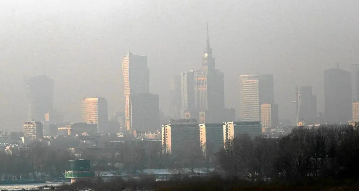 Dlaczego w Warszawie jest smog? Niska emisja, auta i pogoda