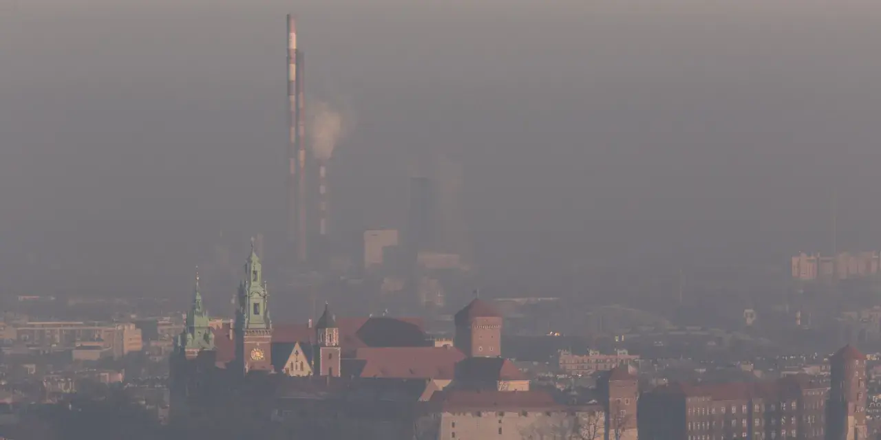 Smog w Krakowie: Dlaczego dusił? Przyczyny, walka, przyszłość