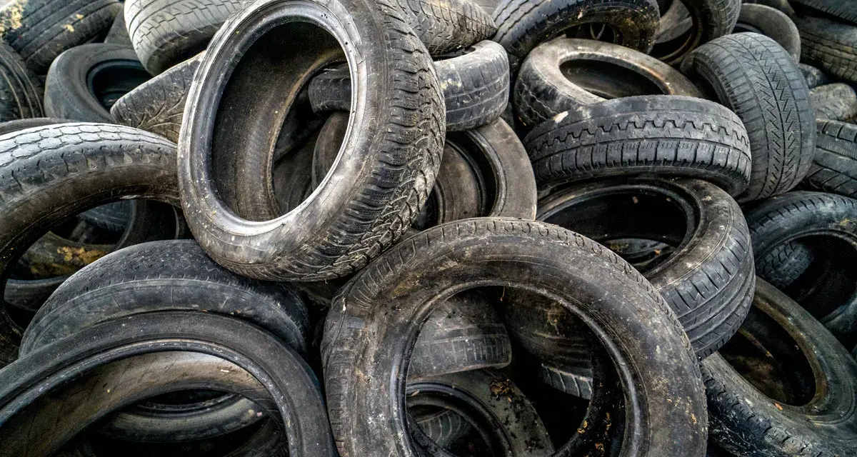 Stare opony czekają na nowe życie. Zastanawiasz się, co zrobić ze starymi oponami? Oto stos używanych opon samochodowych, gotowych do recyklingu lub kreatywnego wykorzystania.