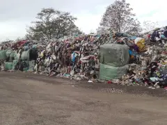 Góra śmieci, głównie ubrań, z zielonymi belami. Zastanawiasz się, ile rozkłada się metal w takim miejscu?