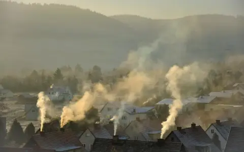 Smog: Jak powstaje? Dlaczego Polska dusi się zimą?