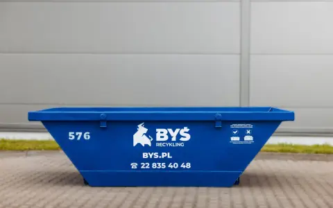 Niebieski kontener na odpady zmieszane od BYŚ Recykling. Sprawdź, jaka jest wynajem kontenera na odpady zmieszane cena i zamów już dziś!