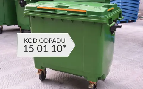 Zielony kosz na śmieci z kółkami, oznaczony kodem odpadu 15 01 10*.