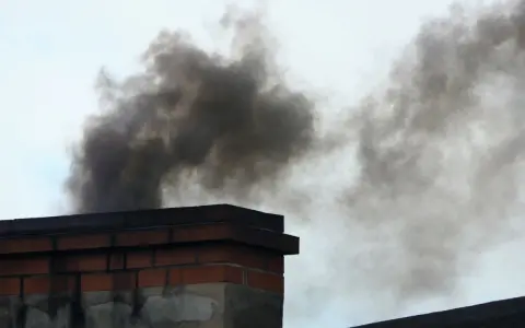 Smog z komina: Gdzie i jak skutecznie zgłosić palenie śmieciami?