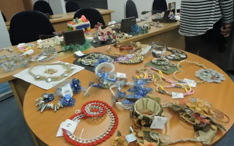 Biżuteria z recyklingu: Jak tworzyć i gdzie kupić unikalne cuda?