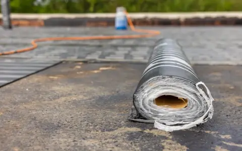 Rolka papy na dachu. Zastanawiasz się, ile kosztuje utylizacja onduliny?