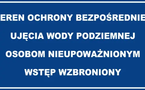 Tablica informuje o strefach ochronnych ujęć wody podziemnej. Wstęp dla osób nieupoważnionych jest zabroniony.