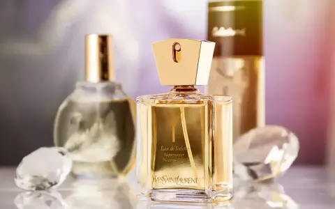 Złoty flakon perfum Yves Saint Laurent. Gdy się skończą, zastanawiasz się, gdzie wyrzucić flakon po perfumach.