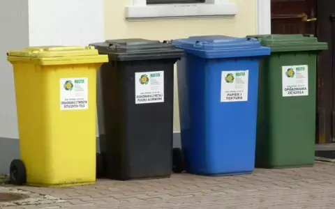 Cztery pojemniki na śmieci: żółty na tworzywa sztuczne, czarny na metale, niebieski na papier i tekstury, zielony na szkło. Gdzie wyrzucić brudny plastik? Do żółtego.