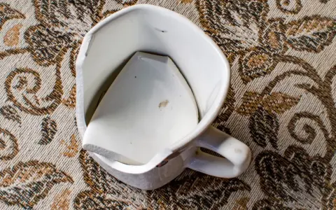 Pęknięty kubek? Gdzie wyrzucić ceramikę, by nie psuć recyklingu