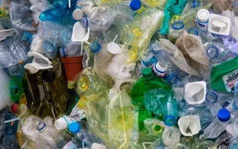 Góra plastiku: butelki, kubeczki, folie. To wszystko to odpady zmieszane, kod do segregacji.