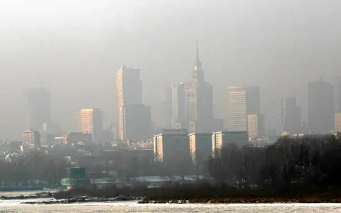 Dlaczego w Warszawie jest smog? Niska emisja, auta i pogoda