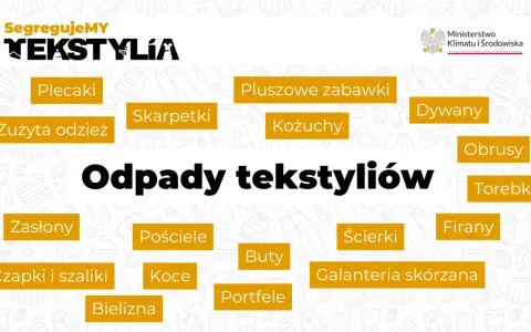 Grafika informuje o segregacji odpadów tekstylnych: plecaków, zużytej odzieży, skarpetek, pluszowych zabawek, kożuchów, dywanów, obrusów, torebek, zasłon, pościeli, butów, ścierki, firan, czapek i szalików, koców, galanterii skórzanej, bielizny i portf...