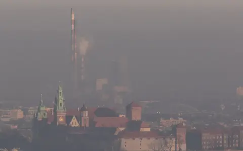 Smog w Krakowie: Dlaczego dusił? Przyczyny, walka, przyszłość