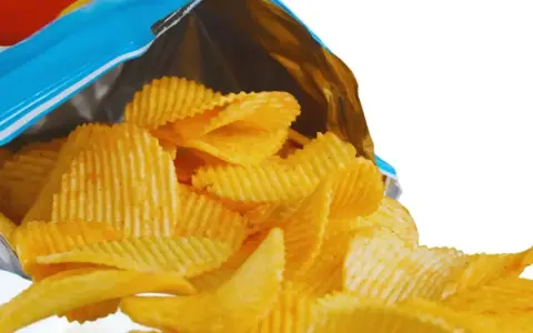 Chrupki wysypujące się z niebieskiej paczki. Pytanie: gdzie wyrzucić opakowanie po chipsach?