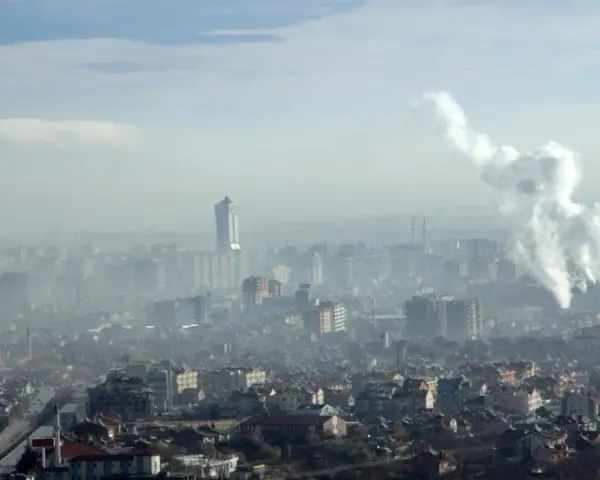 Dymiące kominy nad miastem, które może być najbardziej zanieczyszczonym miastem w Polsce.