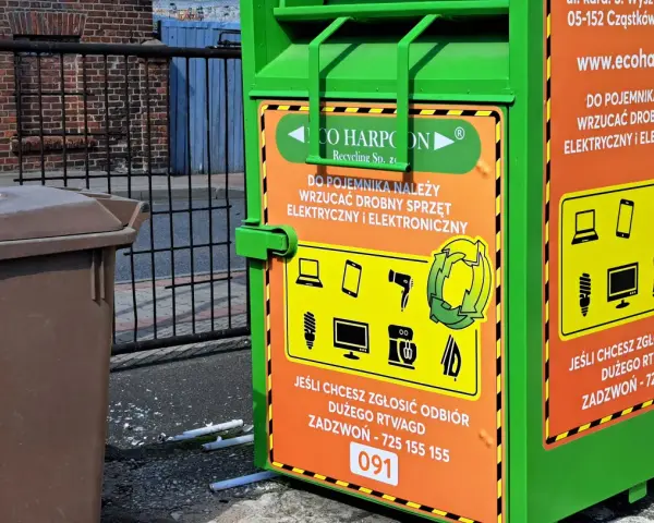 Zielony kontener na elektrośmieci, gdzie wrzucamy drobny sprzęt RTV/AGD. Dowiedz się, co to są elektrośmieci i jak je segregować.