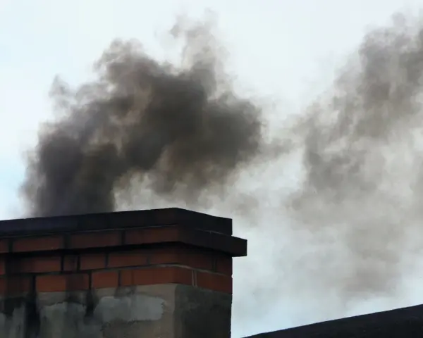 Smog z komina: Gdzie i jak skutecznie zgłosić palenie śmieciami?
