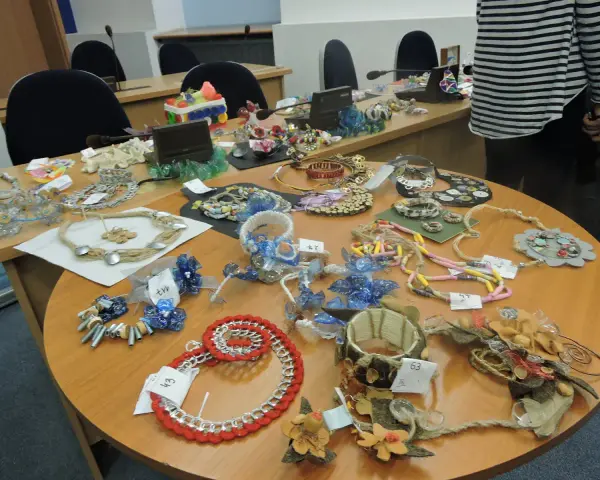 Biżuteria z recyklingu: Jak tworzyć i gdzie kupić unikalne cuda?