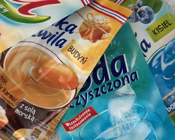 Opakowania po budyniu, kisielu i sodzie. Gdzie wyrzucić opakowanie po galaretce? Do plastiku lub papieru, zależnie od materiału.