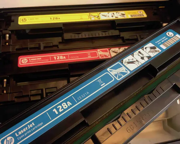 Kolorowe tonery HP LaserJet 128A i CE321A, gotowe do wymiany. Pamiętaj o prawidłowym kodzie odpadu przy utylizacji.
