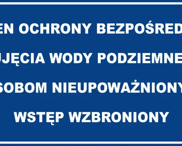 Tablica informuje o strefach ochronnych ujęć wody podziemnej. Wstęp dla osób nieupoważnionych jest zabroniony.
