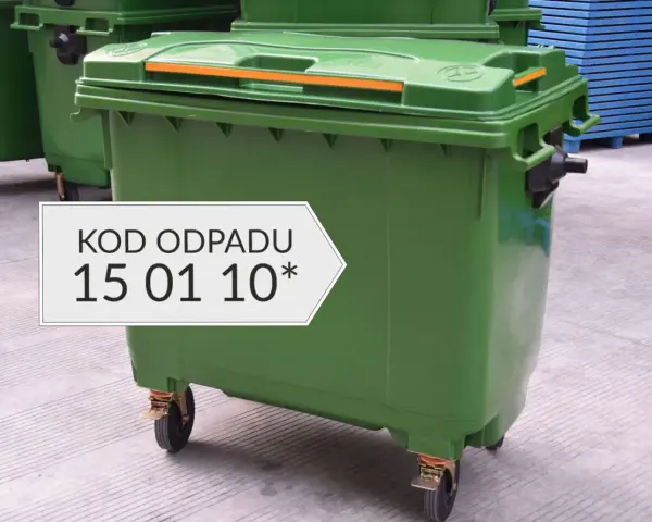 Zielony kontener na odpady z oznaczeniem KOD ODPADU 15 01 10*.