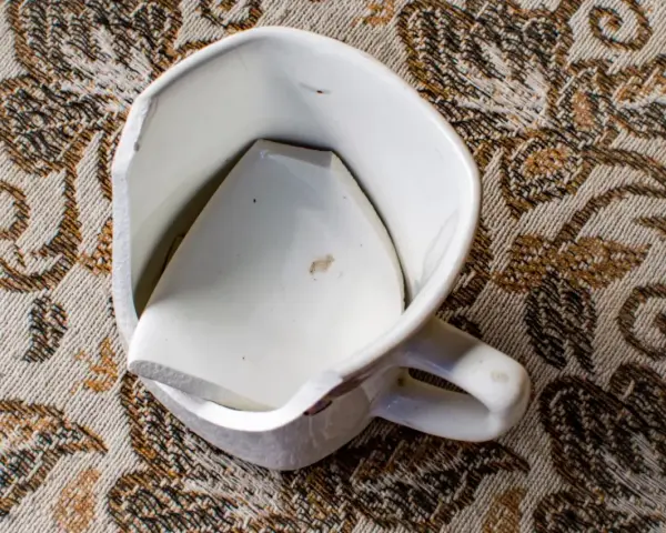 Pęknięty kubek? Gdzie wyrzucić ceramikę, by nie psuć recyklingu